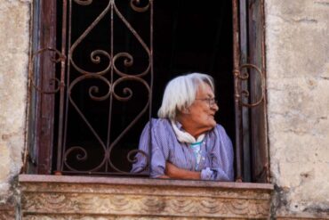 signora anziana affacciata dalla finestra