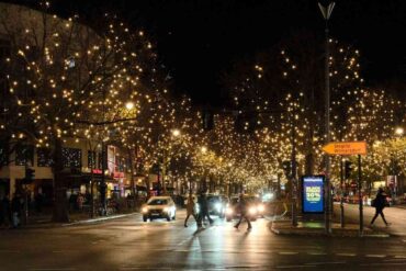 Città con luci natalizie