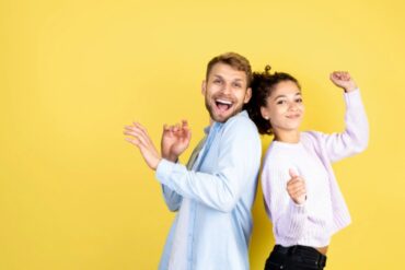uomo e donna che sorridono felici e ballano