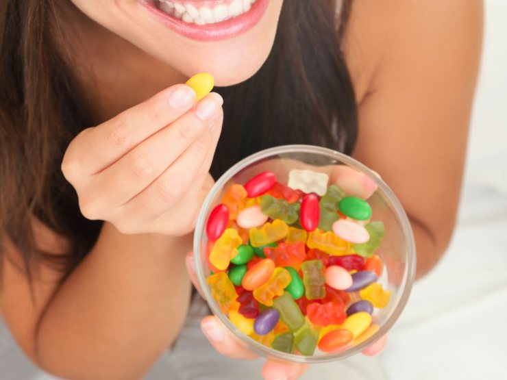 ragazza mangia caramelle 