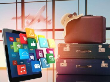 sfondo valige in aeroporto e smartphone con App