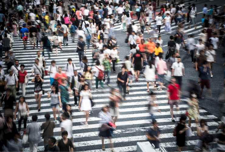 folla di turisti in città