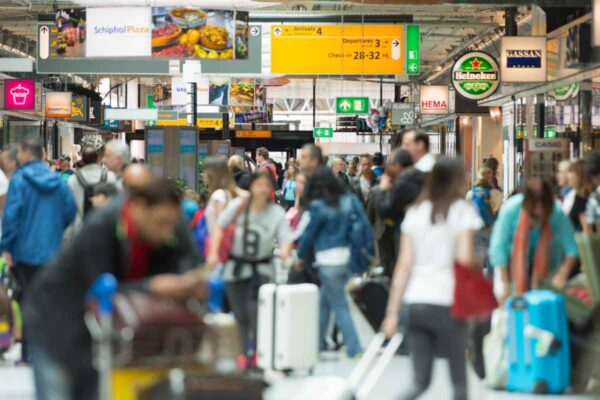 folla di turisti in stazione