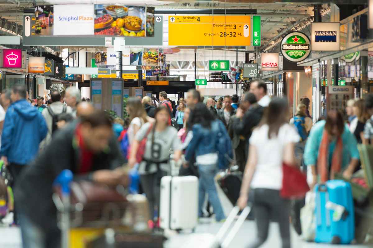 folla di turisti in stazione