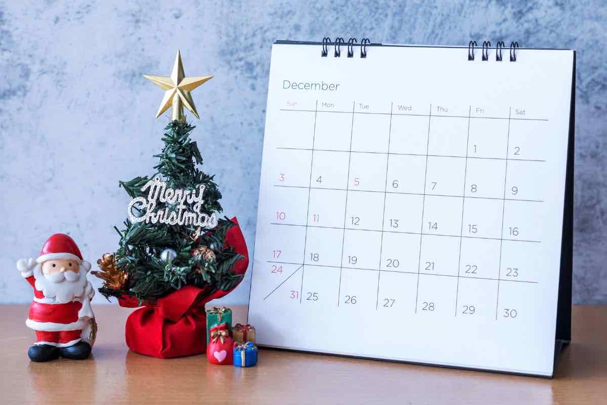 Calendario di dicembre e decorazioni natalizie