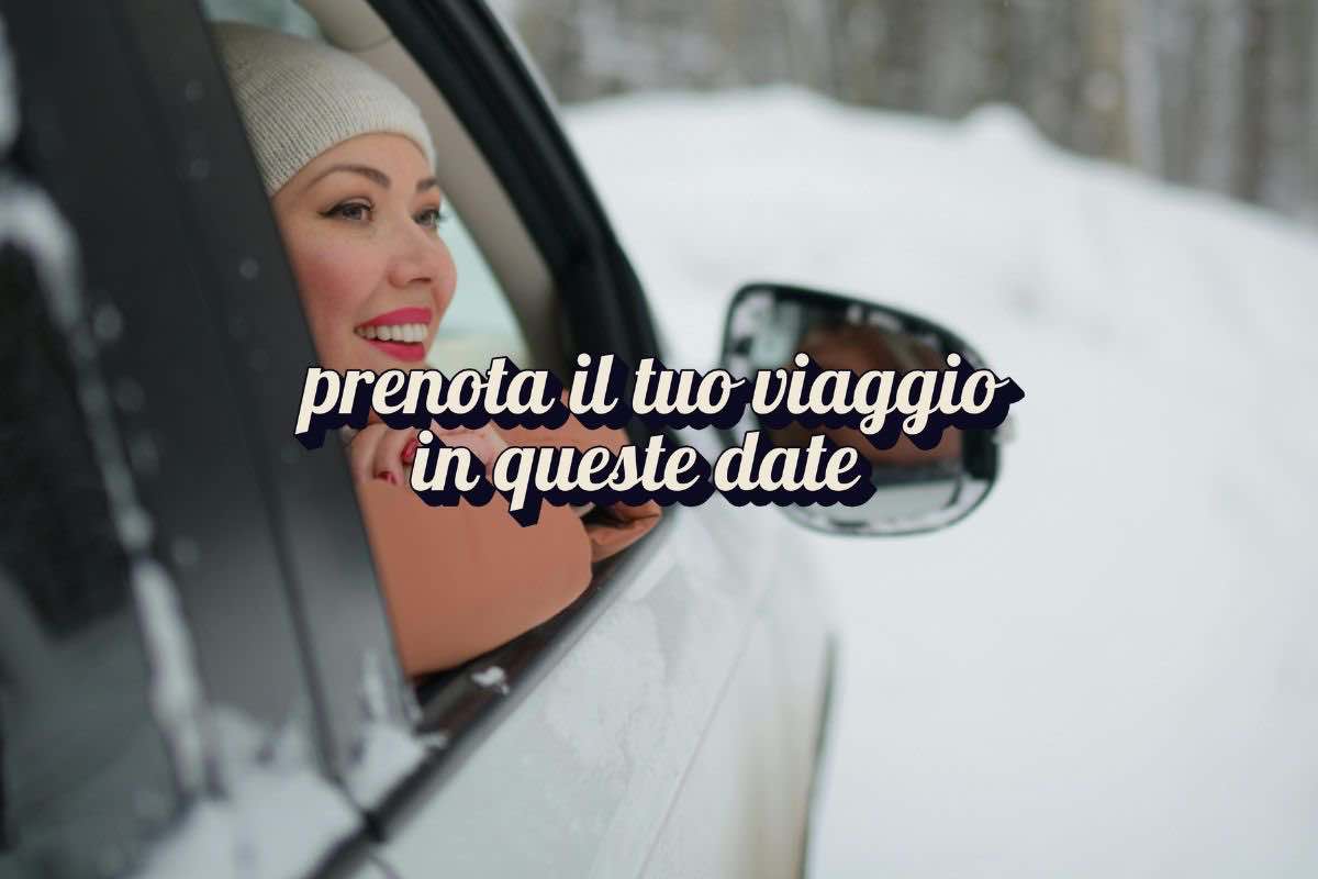Donna in macchina e scritta "prenota il tuo viaggio in queste date"