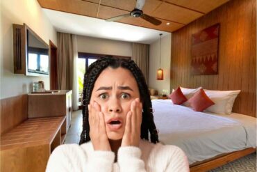 Donna spaventata, camera d'albergo dietro di lei