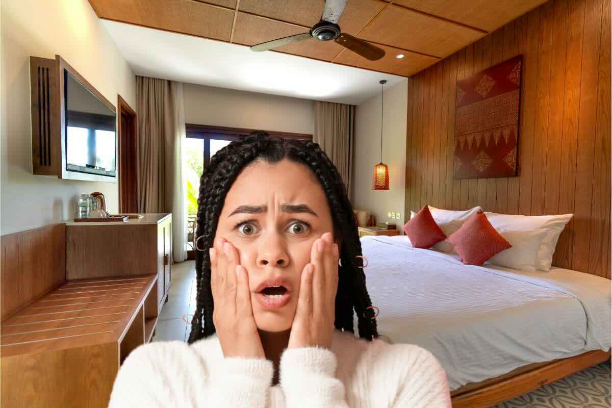 Donna spaventata, camera d'albergo dietro di lei