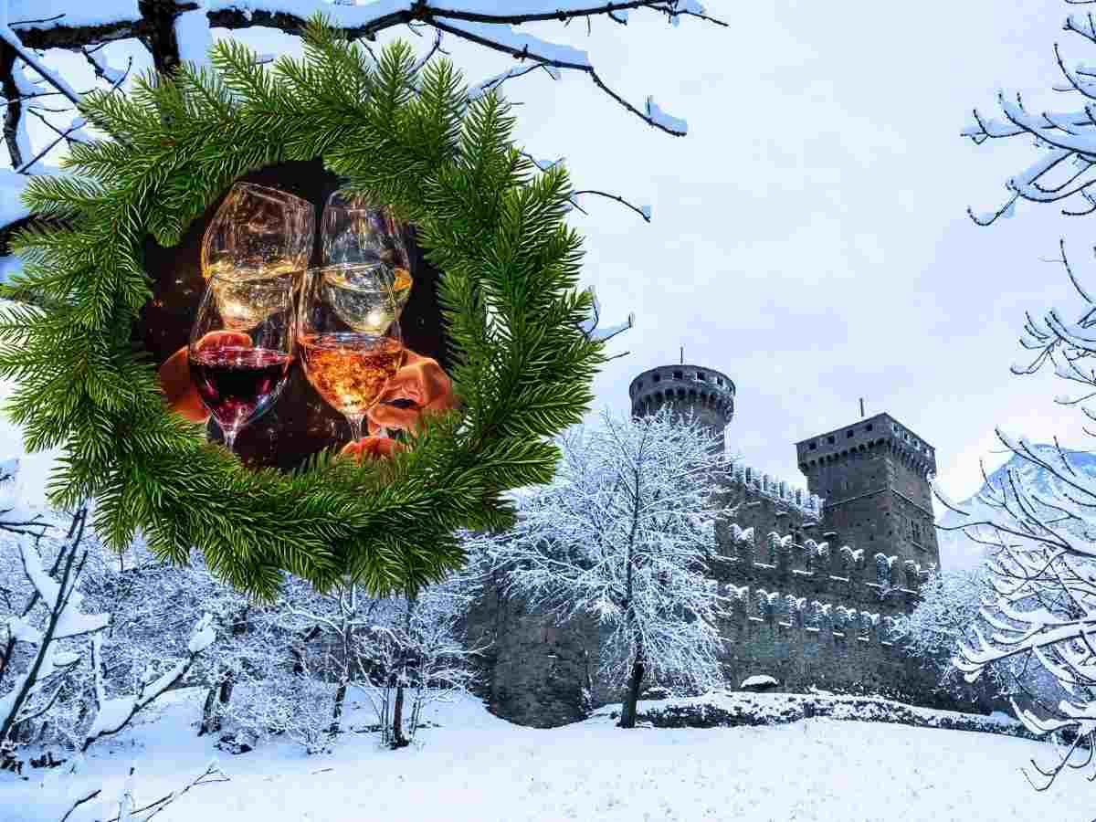 sfondo borgo medievale innevato e ghirlanda di Natale attorno bicchieri che brindano