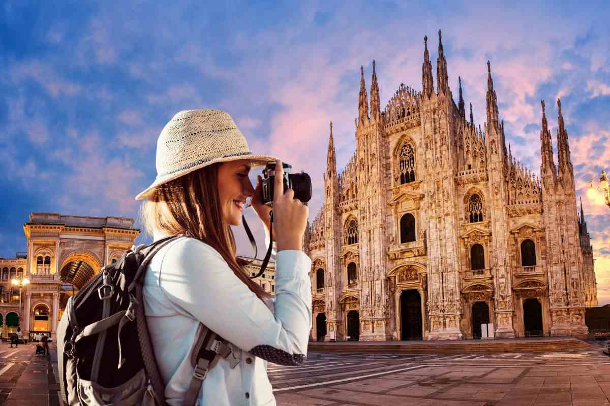 turista che fotografa il duomo di milano