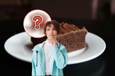 fetta di torta al cioccolato, ingrediente segreto e donna che pensa