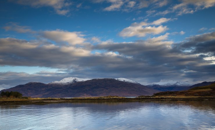 Vista su Isleornsay, con mare e nuvole