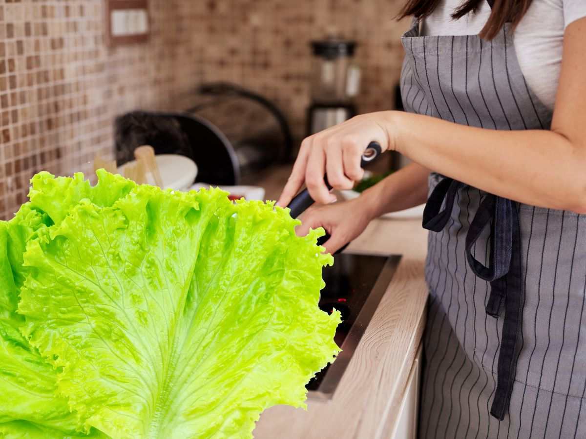sfondo donna che cucina e foglia di lattuga