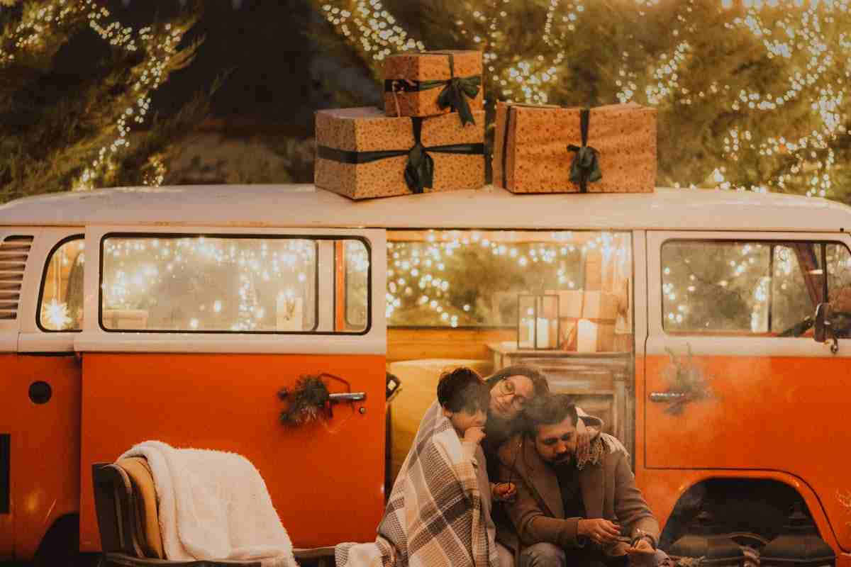 famiglia con luci di Natale