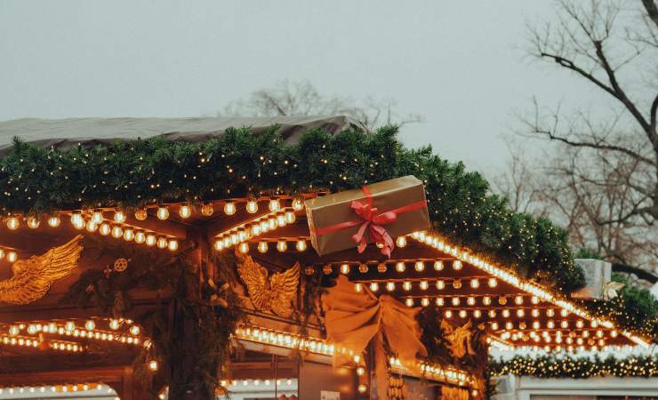 Casetta di legno natalizia con luci