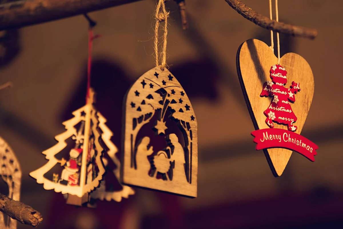 Decorazioni di Natale appese a un ramo