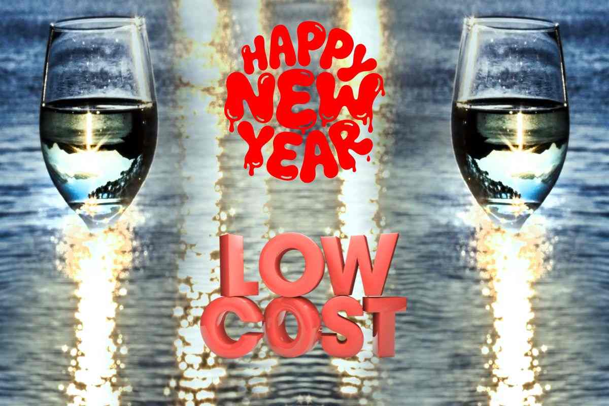 bicchieri con champagne, scritta low cost e happy new year