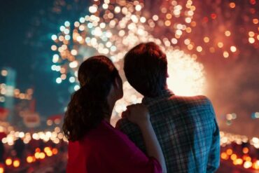 Una uomo e una donna che guardano i fuochi d'artificio