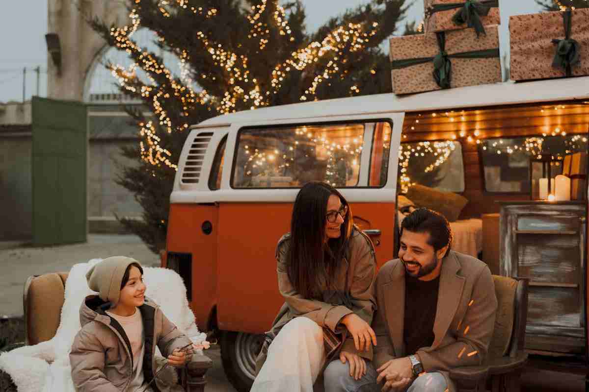 famiglia attorno a fuoco con camp dietro