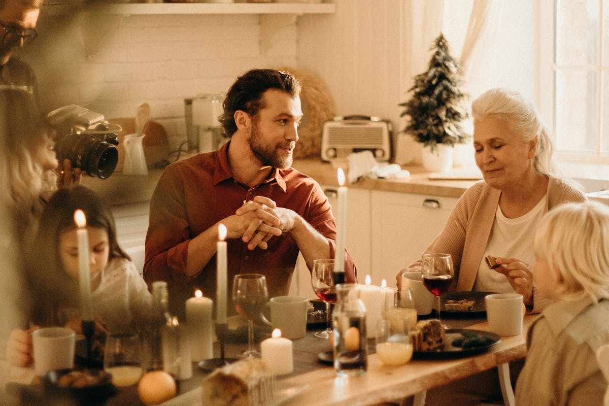 persone radunate a tavola di natale