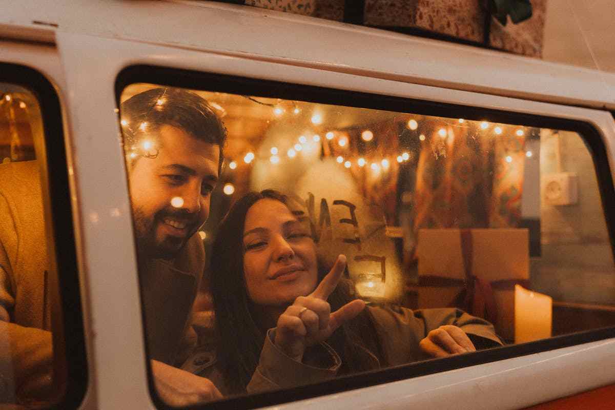 persone che viaggiano in macchina