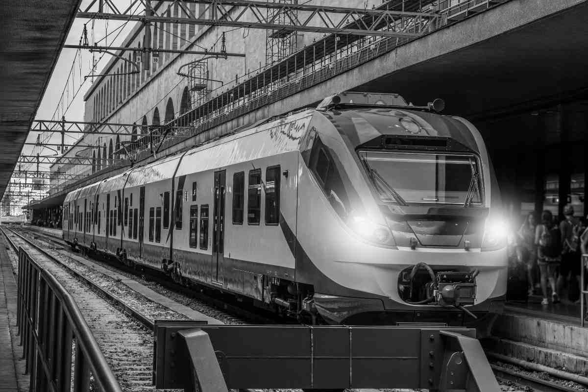 treno in stazione foto in bianco e nero