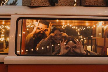 persone in auto natalizia