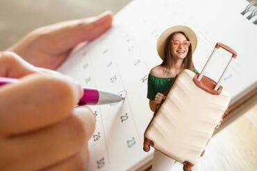 calendario e donna con valigia