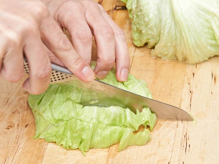 persona taglia lattuga