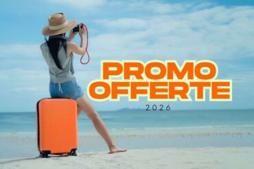 Donna seduta su valigia in spiaggia e scritta "promo offerte 2026"