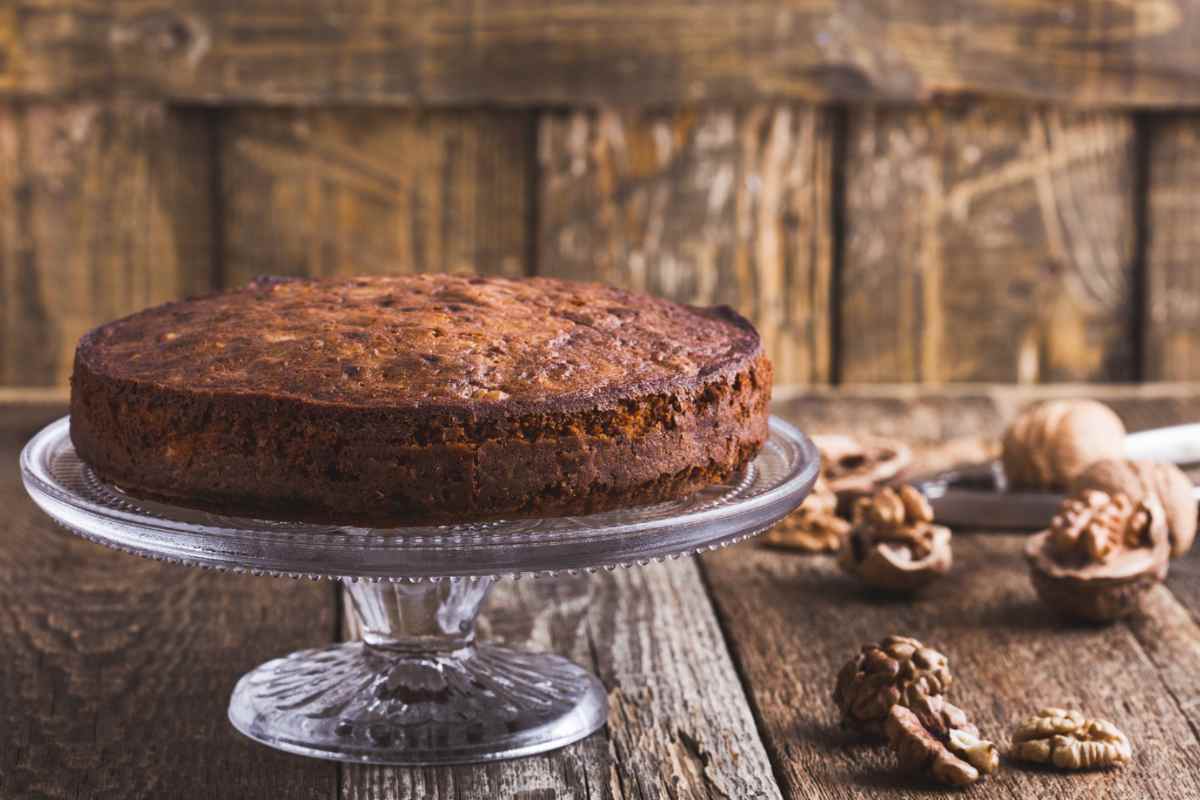 Torta cotta su vassoio rialzato con noci attorno