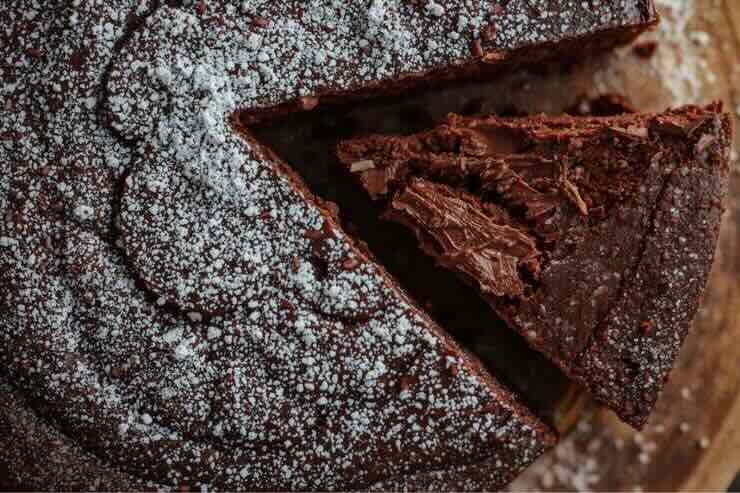 Torta al cioccolato, fetta di torta tagliata 