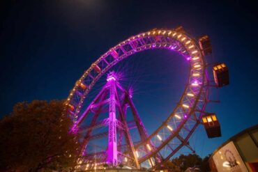 Ruota panoramica illuminata di notte