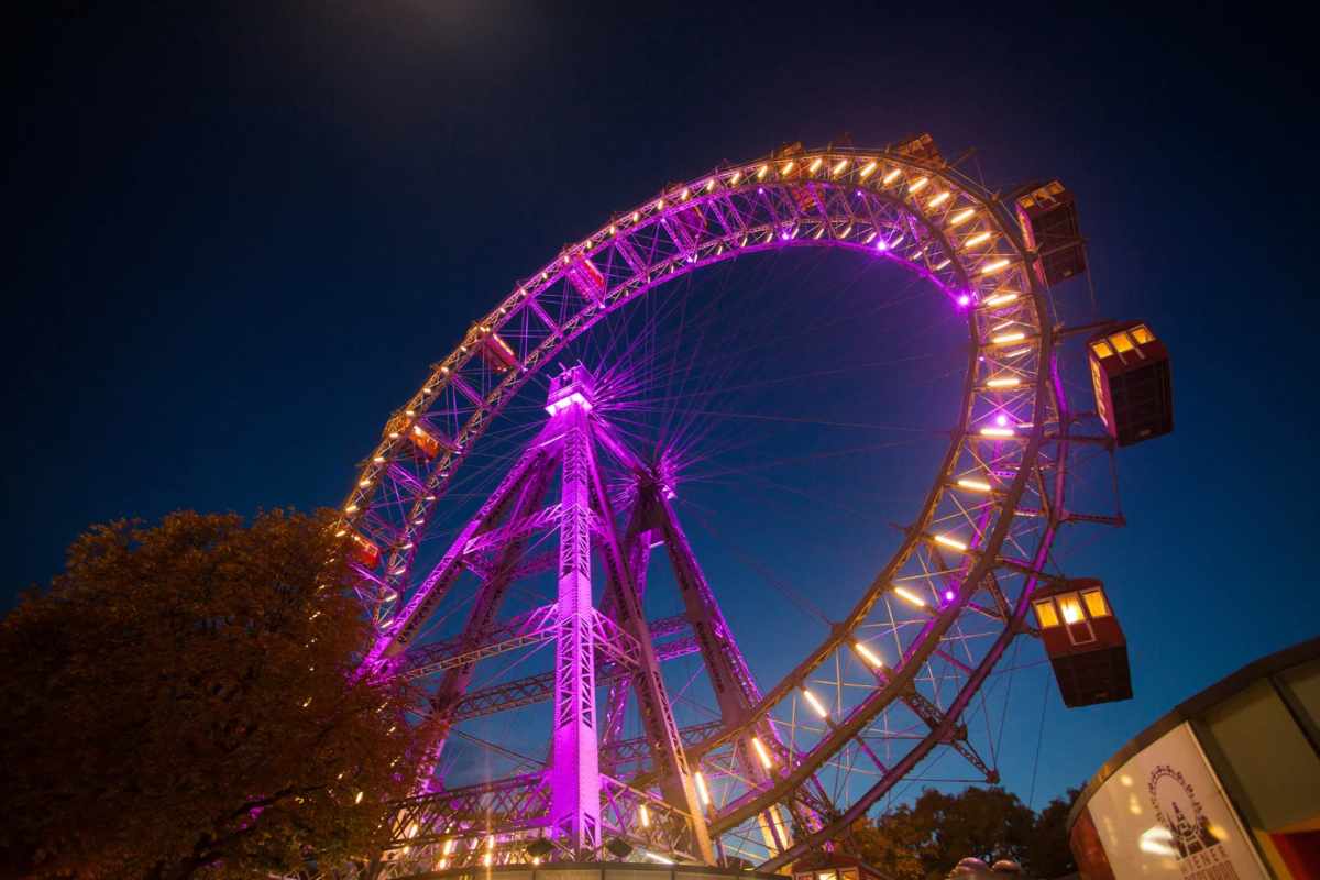 Ruota panoramica illuminata di notte