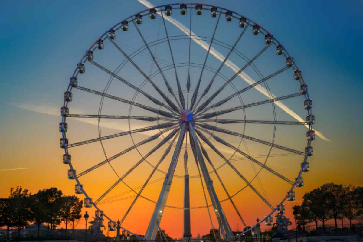 Ruota panoramica al tramonto