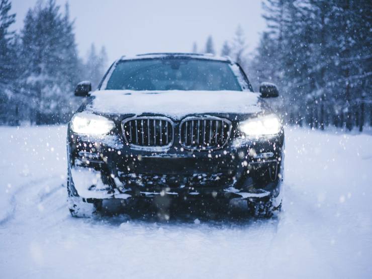 macchina su strada innevata