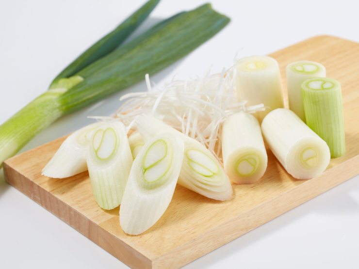 porro tagliato sul tagliere 
