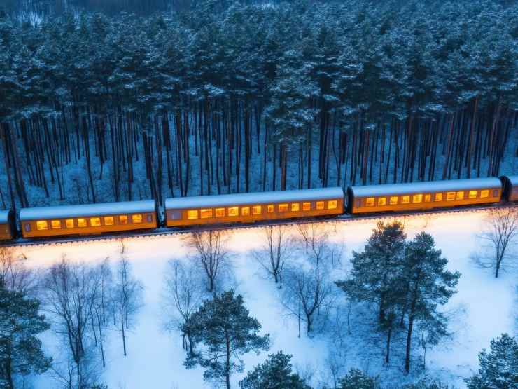 treno del Natale con paesaggio innevato