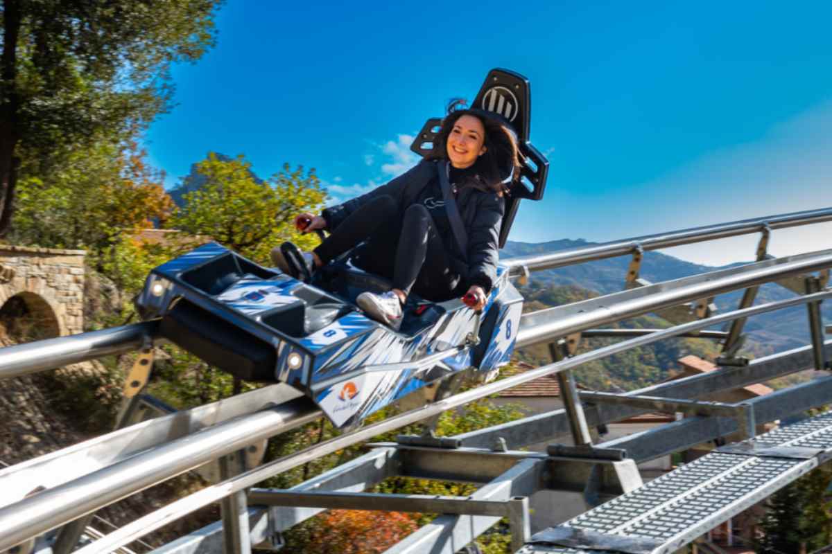 Ragazza a bordo della slittovia delle Dolomiti Lucane