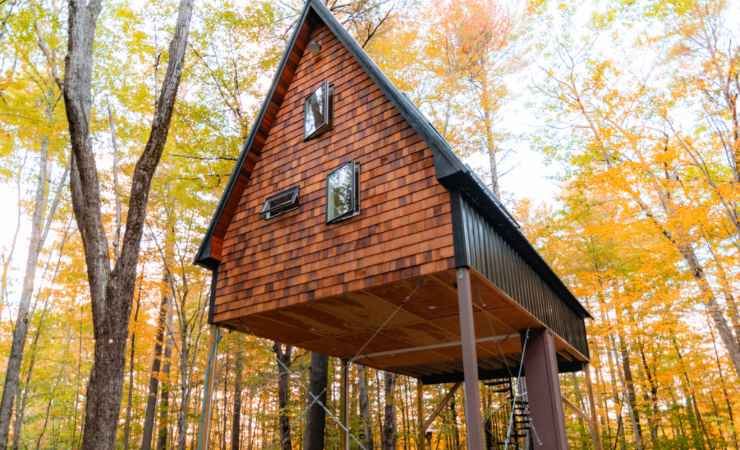 Casa in mezzo agli alberi rialzata