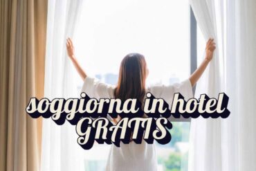 Donna che apre le tende e scritta "soggiorno in hotel gratis"
