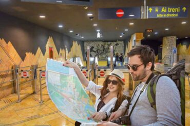 stazione Toledo di Napoli e turisti