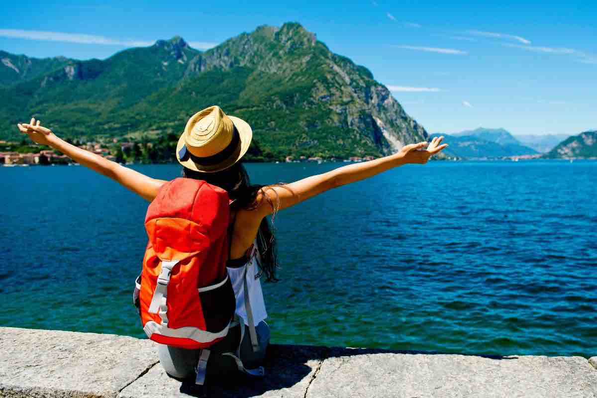 Ragazza con braccia aperte di fronte al mare