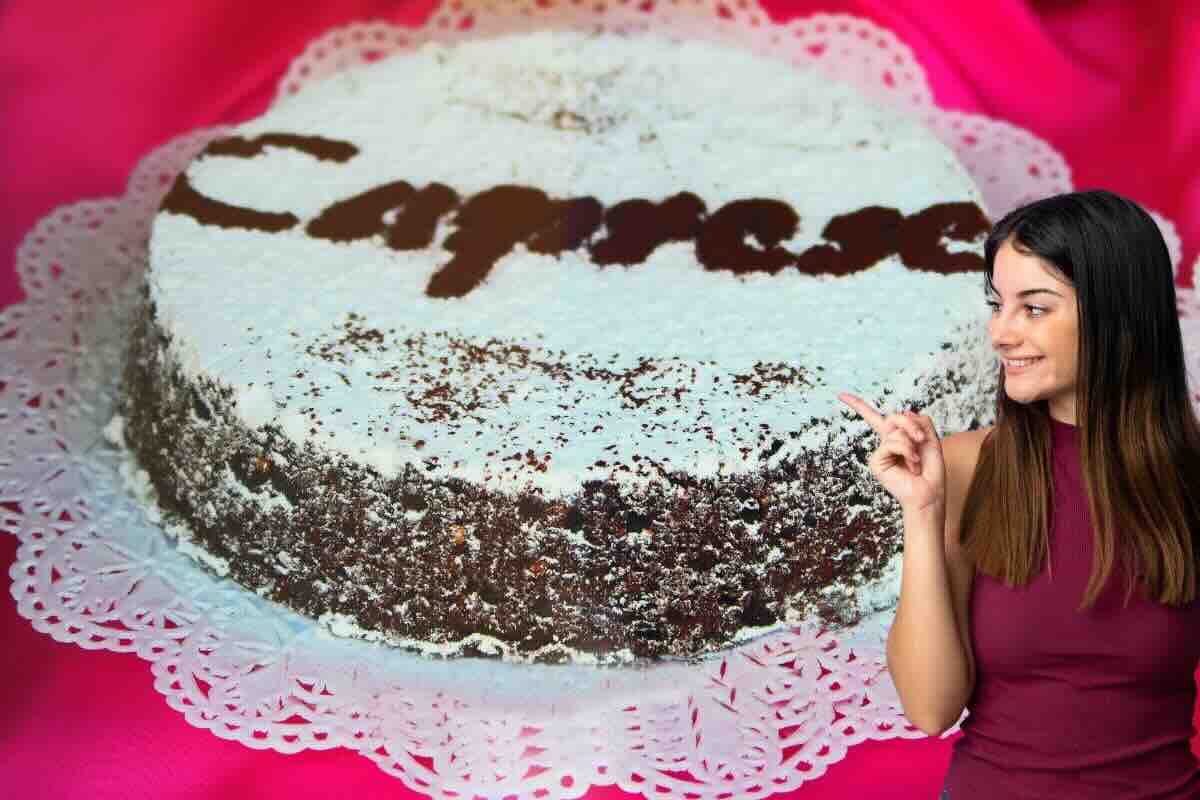 Donna indica sorridente torta caprese