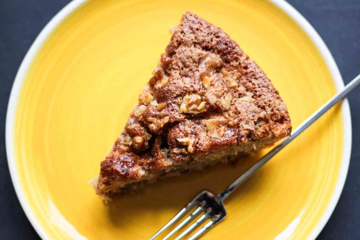 Fetta di torta con noci in un piatto