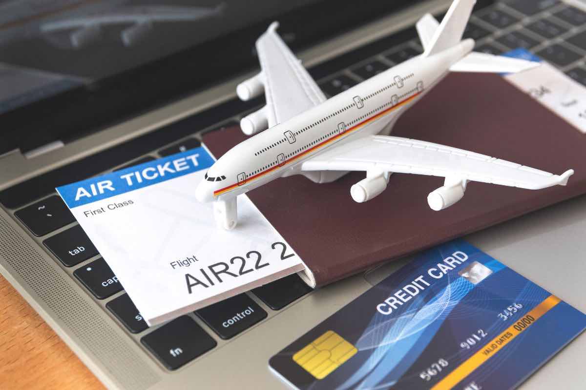 Computer, modellino aereo, documenti