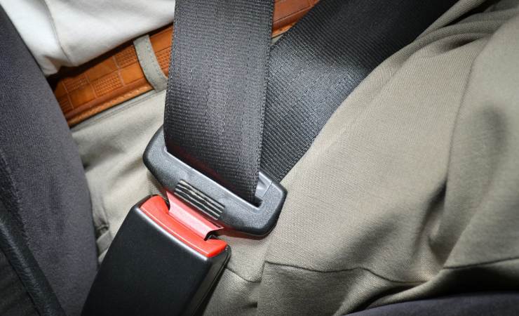 Uomo con cintura di sicurezza