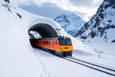 Treno che esce dal tunnel innevato