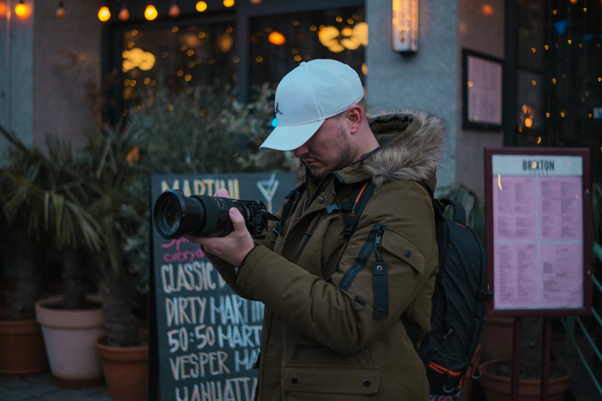 uomo con macchina fotografica