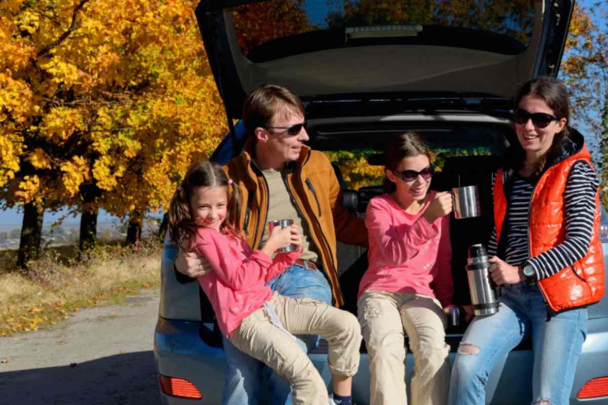 genitori e bambini in partenza per le vacanze